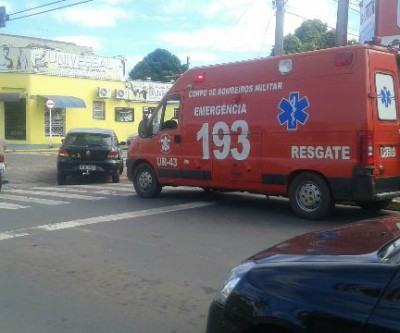 Na área central, motociclista colide em carro parado no semáforo 