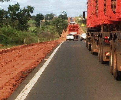 Além de “fechar” motoristas em rodovia, carreteiro também carregava eucalipto com risco de queda