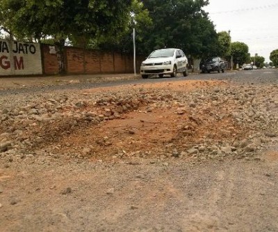 SANESUL retira apenas a terra de buraco que matou motociclista e o problema continua  