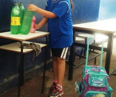 Sem bebedouro, alunos de escola são obrigados a beberem água em garrafas pets