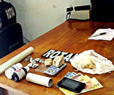 Polícia prende suspeito de tráfico que escondia drogas em lixo
