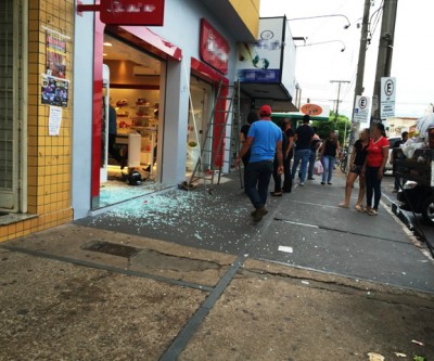 Reportagem flagra acidente de trabalho em loja de perfumes 