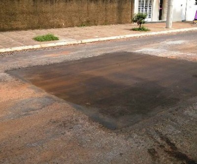 Em Três Lagoas, ‘’buraco da morte’’ tapado pela Sanesul já apresenta rachaduras
