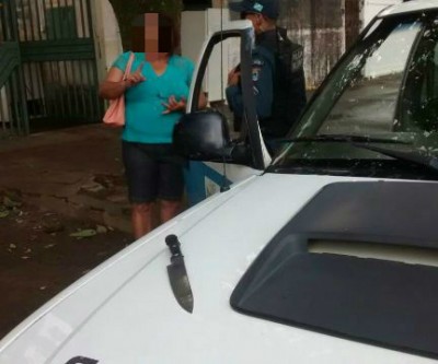 Depois de ser denunciado à Polícia, homem ameaça esposa com uma faca