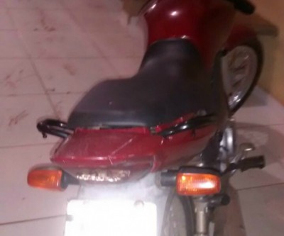 Voltando de festa, pneu da moto estoura e mulher abandona veículo na BR-262