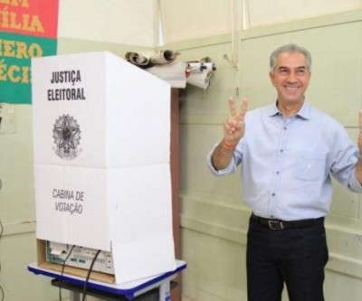 Reeleito, Reinaldo usou legado para resistir às crises financeira e política