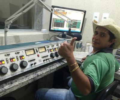 Locutor sertanejo ainda usa o estilo caipira ao apresentar programa em emissora de rádio 