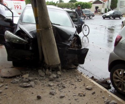 Carro colide em poste e motorista ferida fica presa dentro do veículo em Três Lagoas