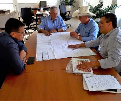 Prefeito discute novos projetos de saneamento com diretoria da Sanesul