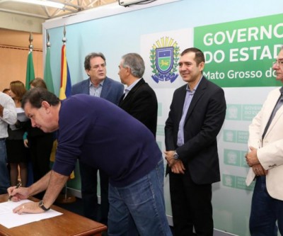 Deputado Eduardo Rocha participa da entrega de emendas parlamentares federais