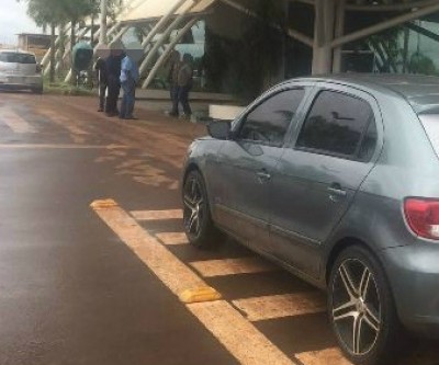 Ao confundir serviço de “UBER”, gerente de hotel é ameaçado por taxistas em aeroporto 