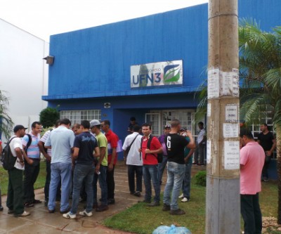 Sem receber rescisão, trabalhadores montam piquete em frente ao escritório da UFN3