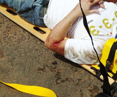 Para não colidir em veículo, motociclista acaba perdendo equilíbrio e fica ferido