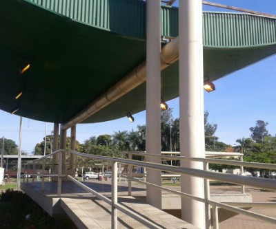Luzes da praça Ramez Tebet ficam acesas em plena luz do dia
