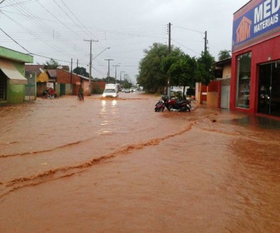 Chuva forte castiga a cidade e deixa moradores “ilhados” em ruas e avenidas 