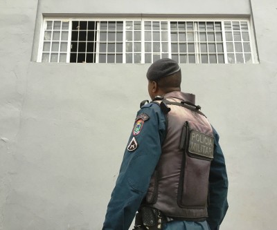 Ladrão tenta invadir concessionária escalando parede com uma corda