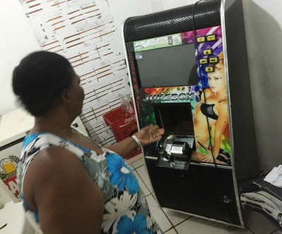 Ladrão “quebra” bar para furtar dinheiro em máquina de música 