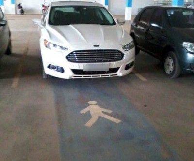 Internauta flagra desrespeito de motoristas em garagem de loja de confecções
