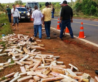 Após fugir da PRF, jovem capota camionete recheada de drogas 