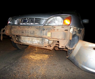 Caminhão colide em carro na rotatória e motorista foge