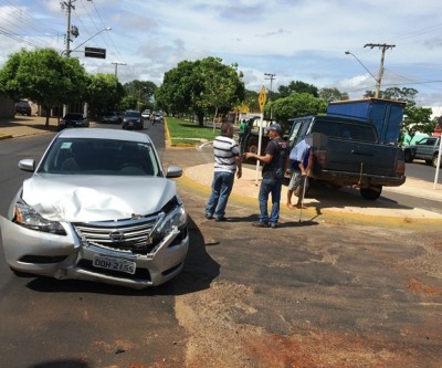 Militar aposentado causa acidente em avenida de Três Lagoas 