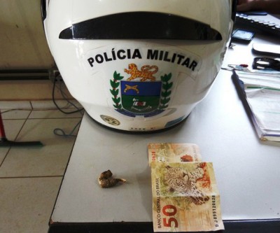 Jovens são surpreendidos fumando maconha dentro de veículo