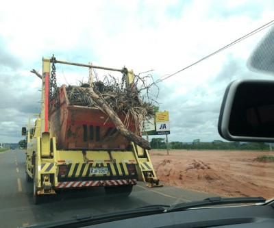 Perigo na via com caminhão de entulhos