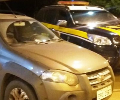 PRF recupera carro roubado e ainda descobre crime de sonegação fiscal durante abordagem 
