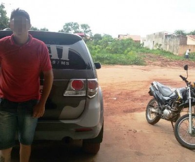 Jovem que empinou moto na frente da Rotai é preso e levado para a DEPAC