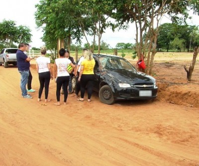Em estrada de terra, carro derrapa e acaba capotando