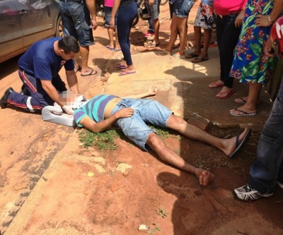 Acidente entre três veículos deixa motociclista ferido 