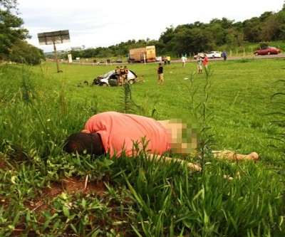 Homem é arremessado por mais de 25 metros em acidente