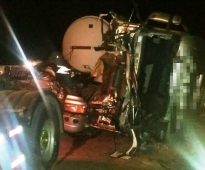 Bombeiros atendem acidente entre duas carretas que estavam carregadas com combustível 