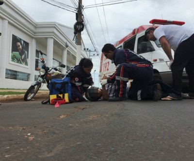 Funcionário de marmoraria sofre fratura ao bater em carro e poste 