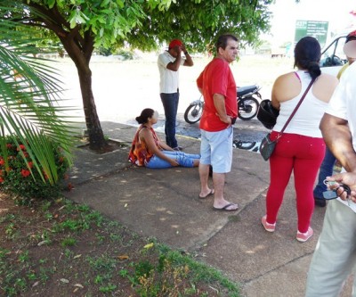 Motociclista é atropelada por carro que avançou o sinal