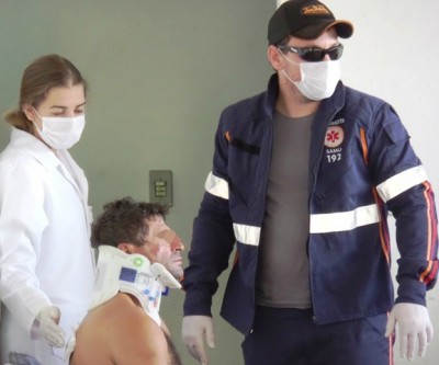 Homem esfaqueado pede socorro em delegacia