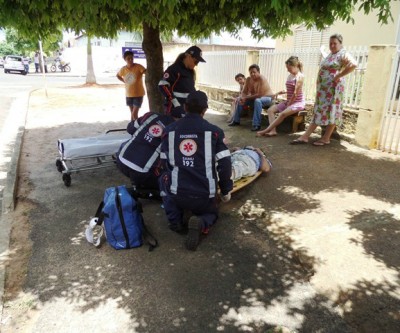 Motociclista de 68 anos colide em carro que estava sendo estacionado