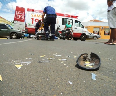 Falta de atenção provoca mais um acidente entre carro e moto no centro de Três Lagoas