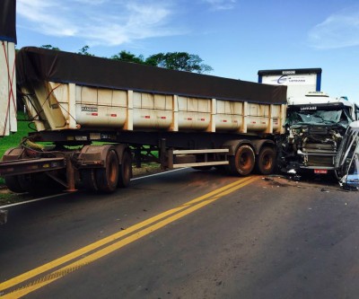 Acidente entre carreta e bitrem interdita rodovia entre MS e SP