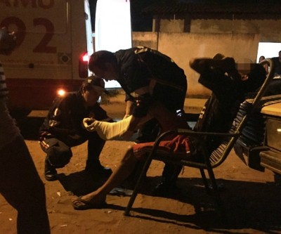 Jovem fica ferido ao levar “cadeirada” em briga em bar