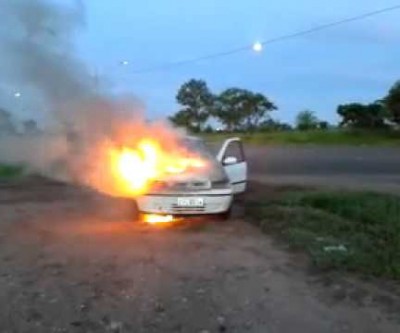  Dono de carro registrou o momento em que fogo foi iniciado 