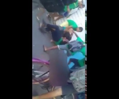 Vídeo mostra briga na porta de escola que termina em pancadaria entre duas pessoas 