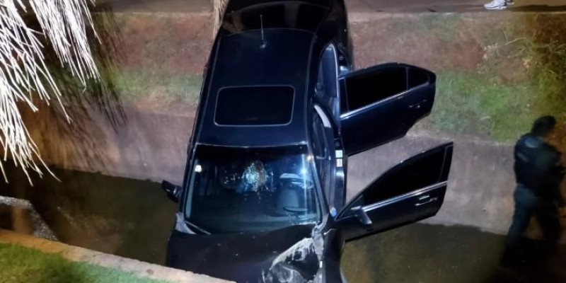 Motorista cai com Fusion em canal pluvial em Chapadão do Sul   