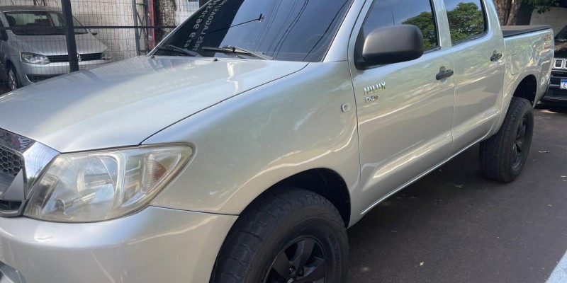 Vendo caminhonete Toyota Hilux 2010 impecável em Três Lagoas 