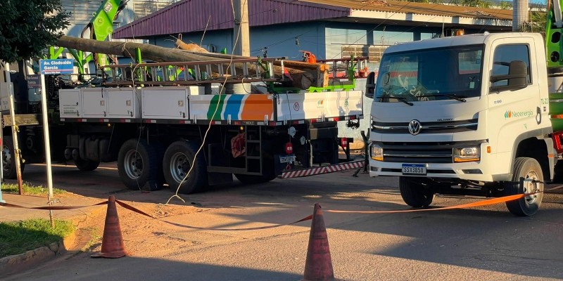Caminhão atinge poste e deixa bairros sem energia elétrica em Três Lagoas