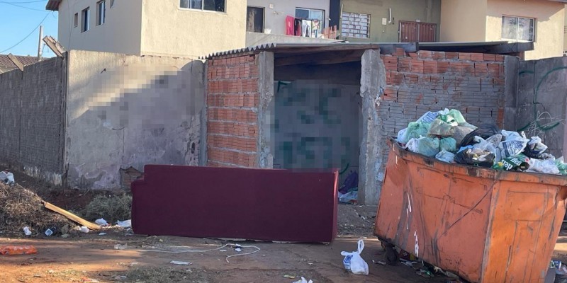 Dois dias após limpeza da Prefeitura na região do Novo Oeste, sofá velho e lixos são jogados novamente nas equinas da região