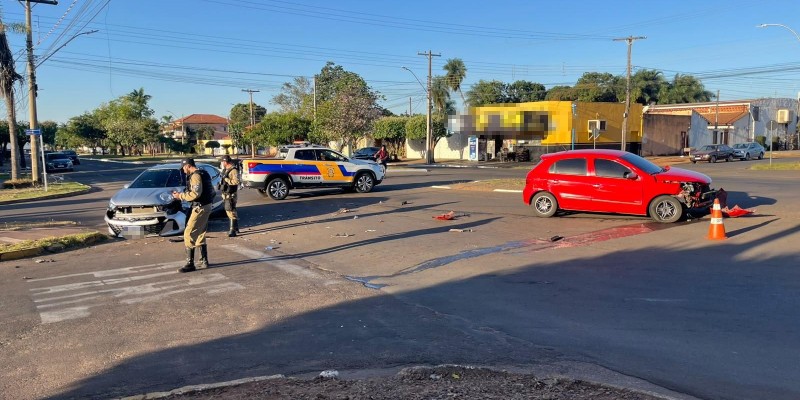 Desrespeito à sinalização provoca acidente entre dois carros em Três Lagoas; criança é atendida pelo SAMU