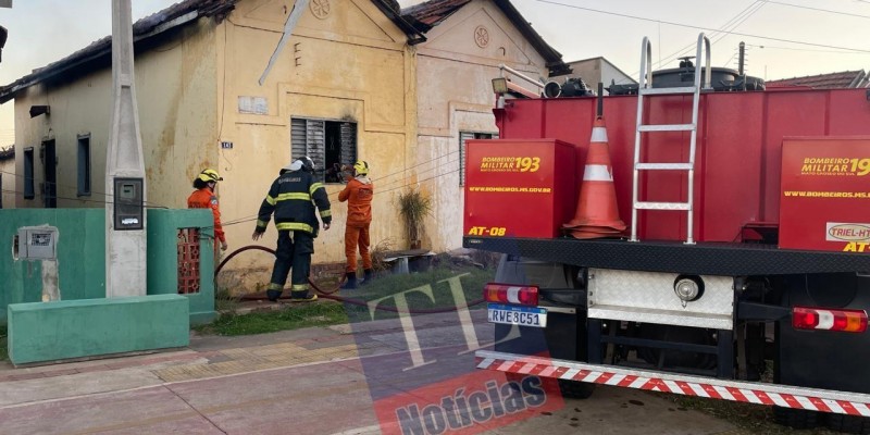 Casa abandonada da antiga ferrovia pega fogo pela segunda vez e mobiliza Corpo de Bombeiros em Três Lagoas