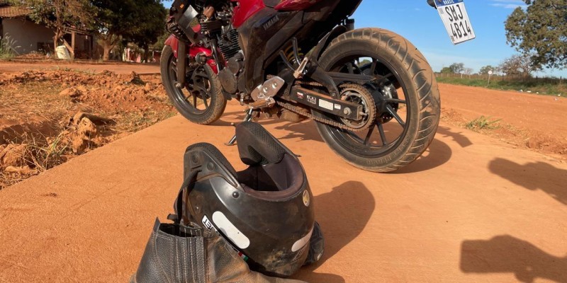 VEJA O VÍDEO: Motociclista fica ferido com suspeita de fratura após colisão com carro no Jardim Flamboyant, em Três Lagoas