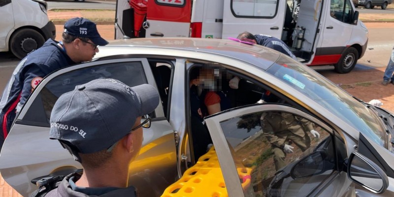 VEJA O VÍDEO: Mulher fica presa às ferragens após violenta colisão entre carro e van no Jardim Athenas, em Três Lagoas